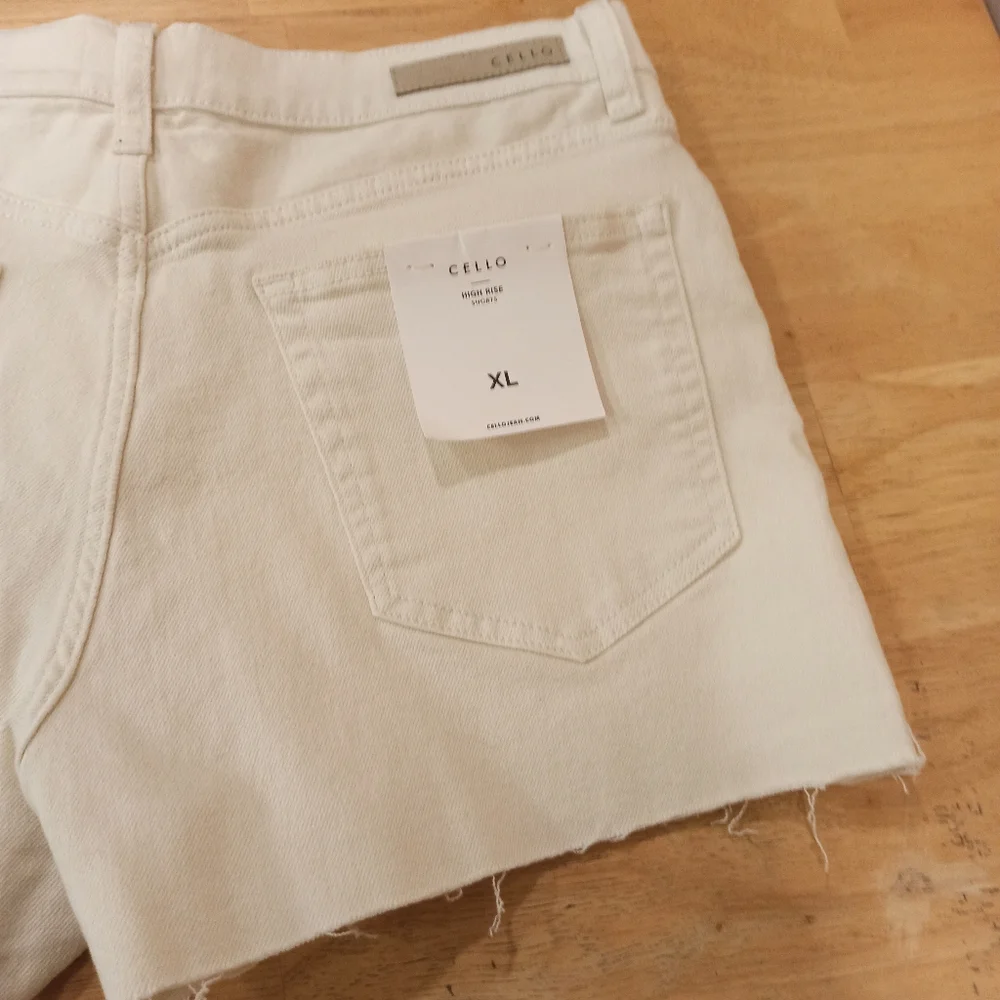 NWT women's Cello White Boyfriend cutoff Shorts SIZE XL - Picture 11 of 16